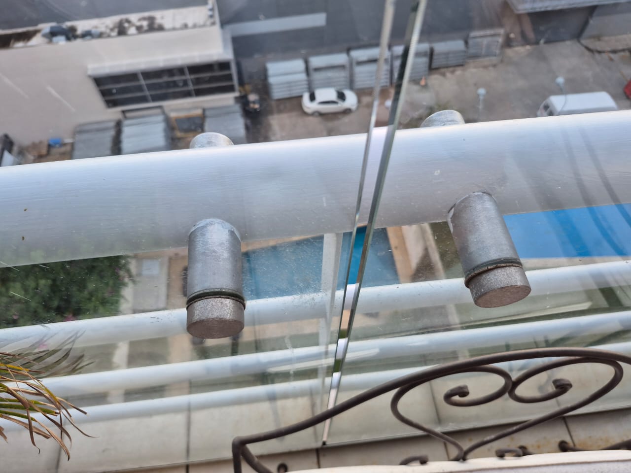 Baranda de balcón con vidrio y fijaciones