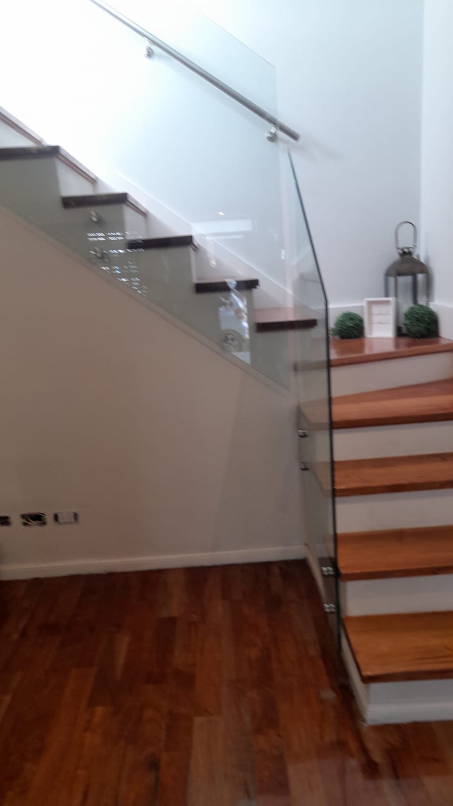 Baranda de escalera con vidrio